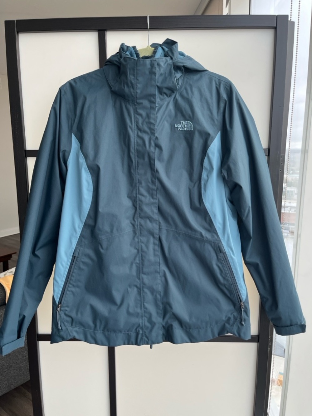 The North Face Blue Two-Tone Hooded Rain Shell